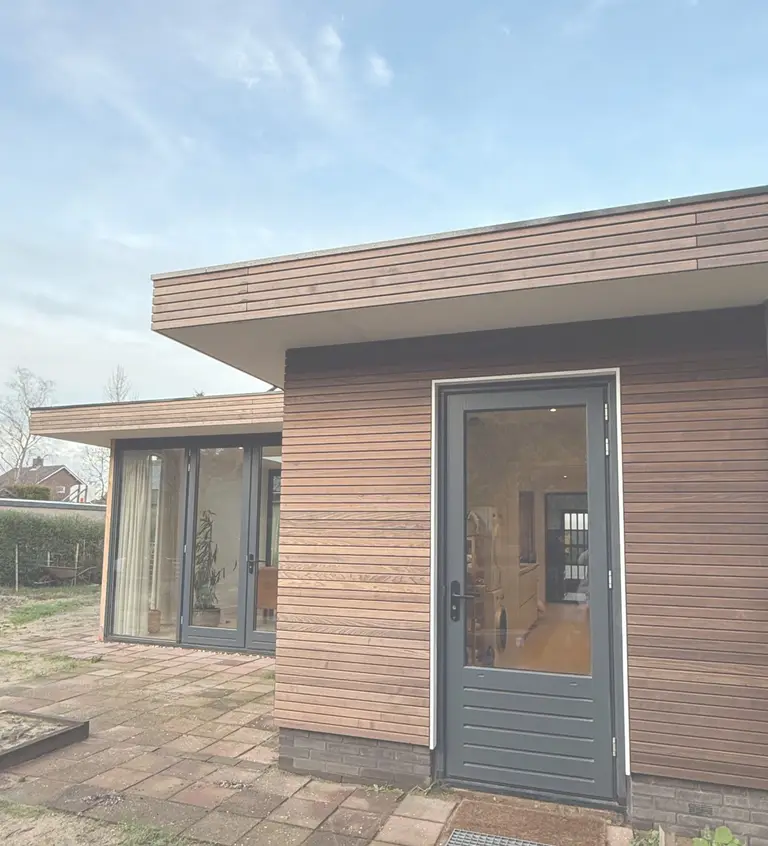 Houten tuinkamer als buitenverblijf met deur en raampartij