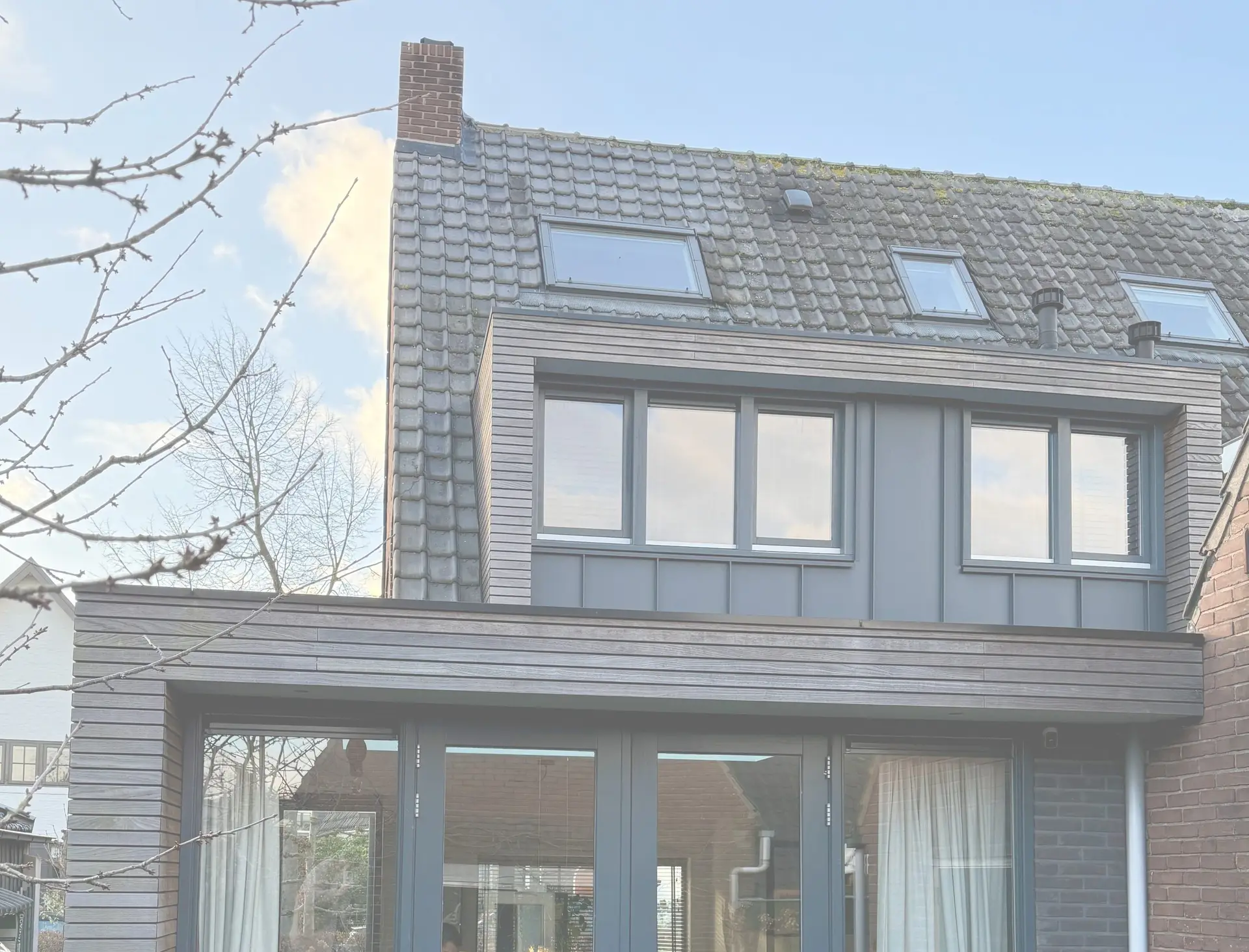 Nieuwbouwwoning met ruime glaspartijen en strakke gevel
