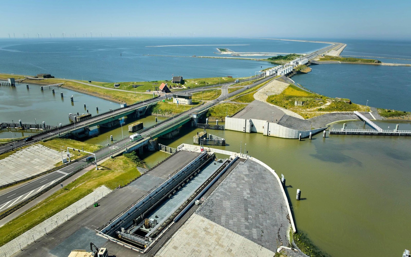 Afsluitdijk bij avond
