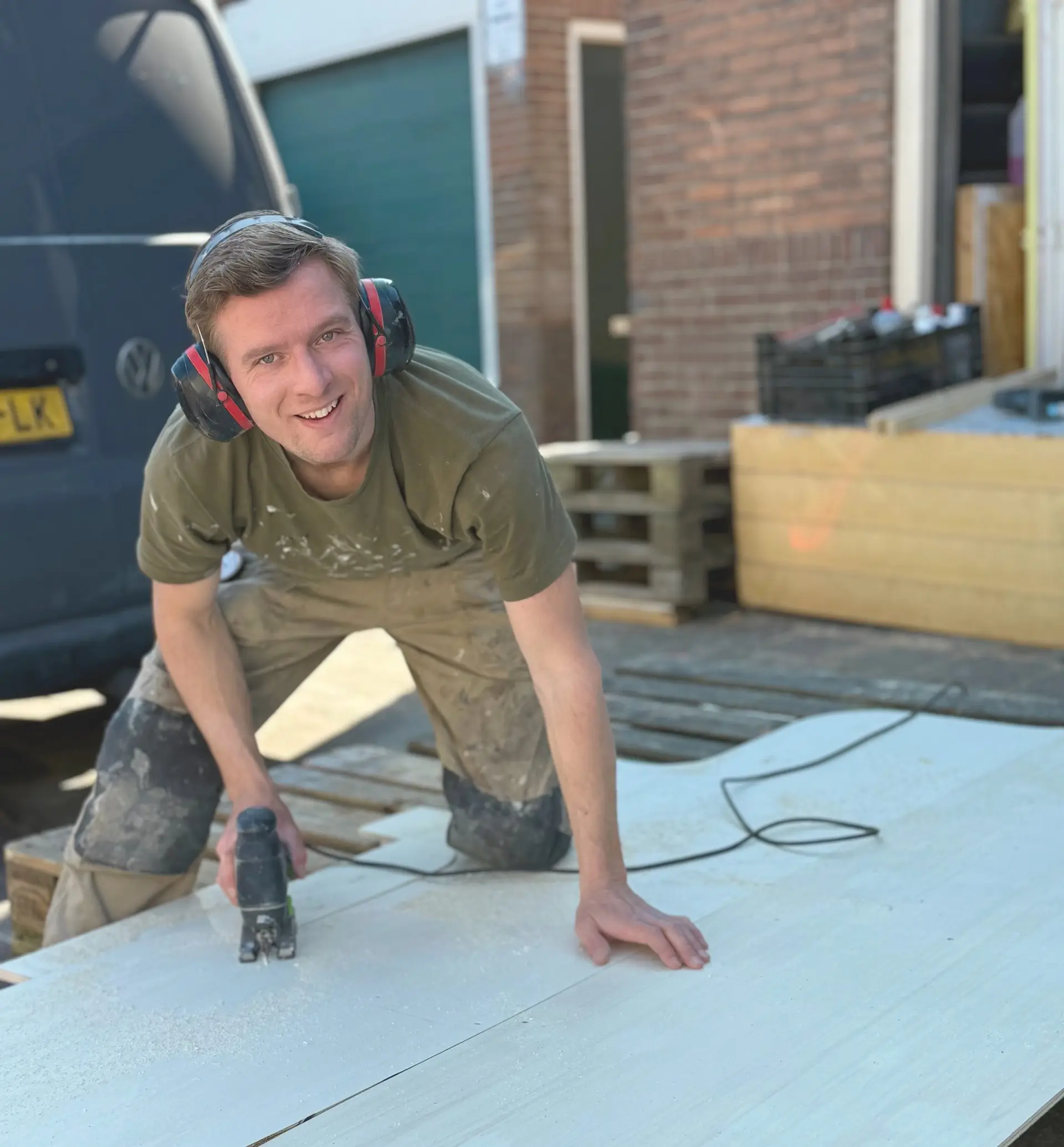 Coen Kampinga aan het werk op de bouwplaats