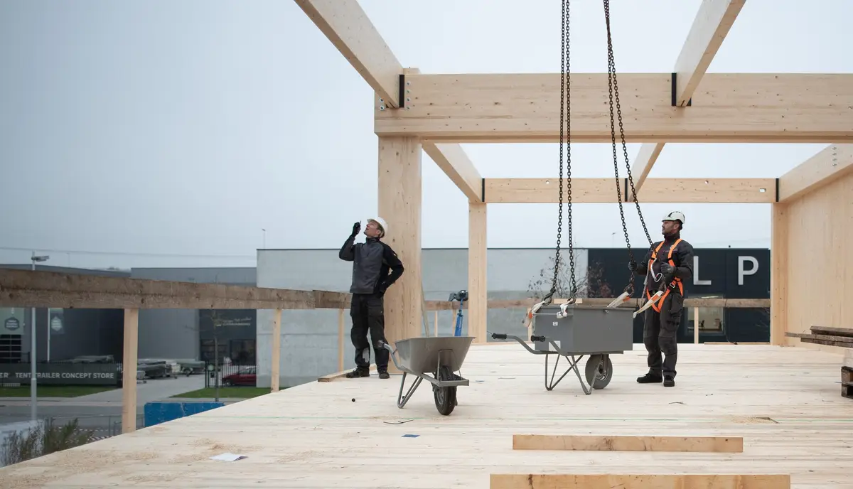 Gerealiseerde open woonruimte met houten draagbalken