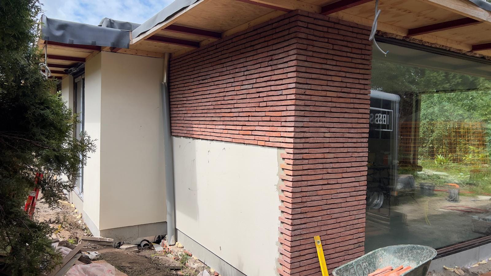 Hoek van de gevel met steenstrips, montage in uitvoering, Amsterdam-Noord