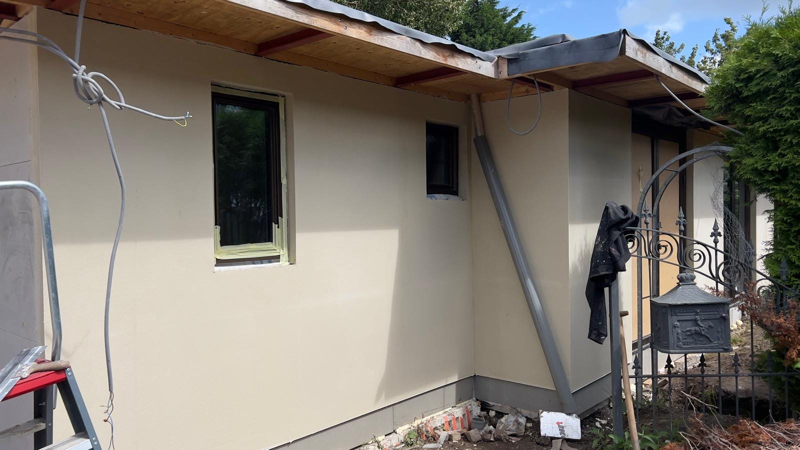 Gevel voorzien van grondlaag tijdens de renovatie, Amsterdam-Noord
