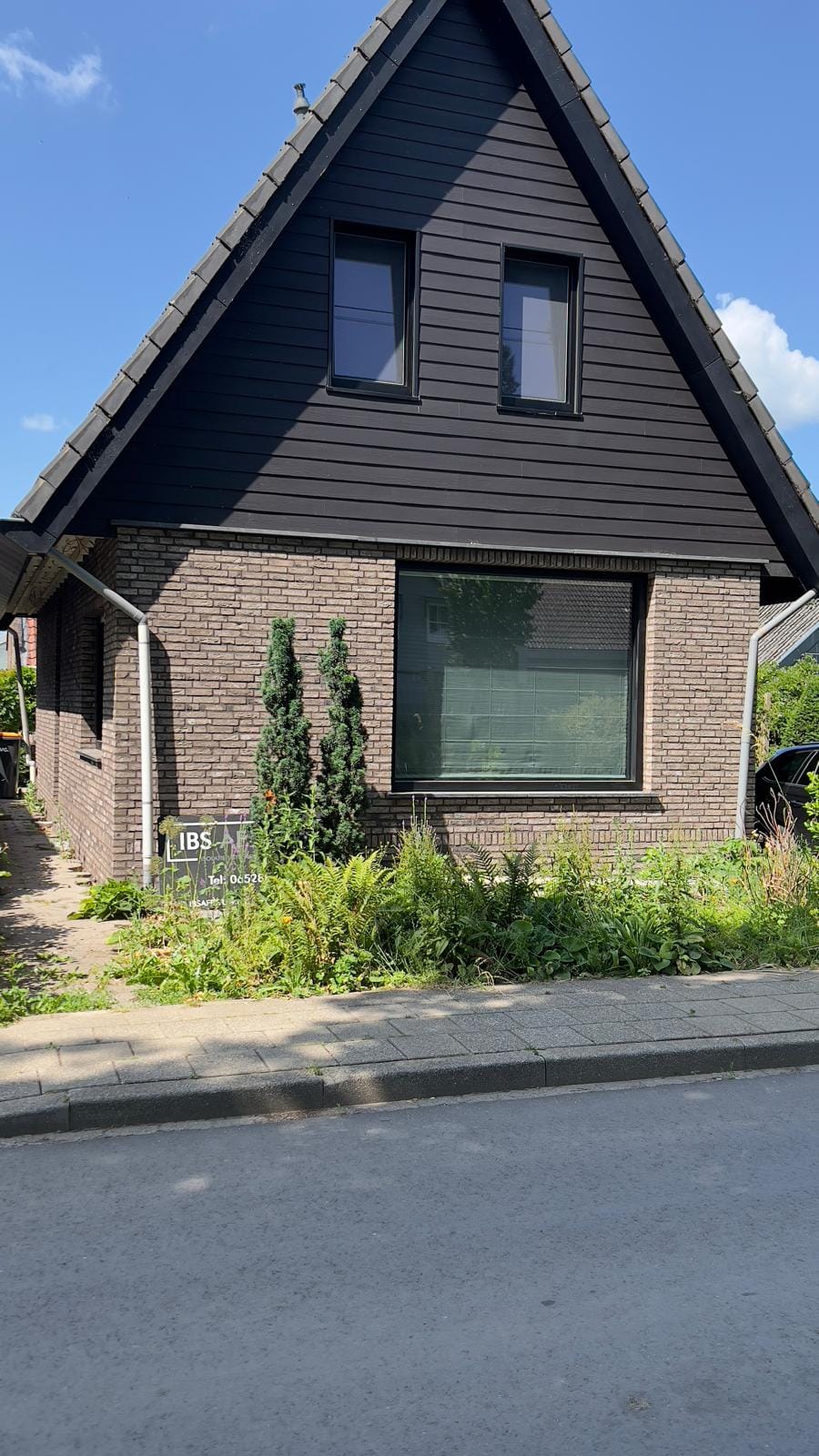 Voorgevel van het woonhuis met nieuwe steenstrips, Andijk