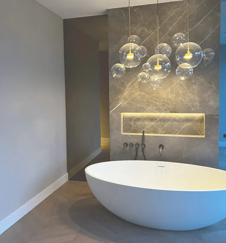 Lichte badkamer met vrijstaand bad