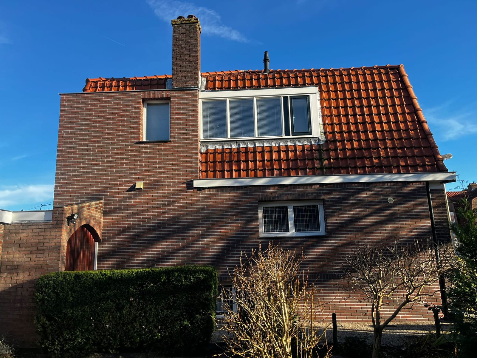 Zijgevel met nieuwe steenstrips en dakkapel, woonhuis Bussum