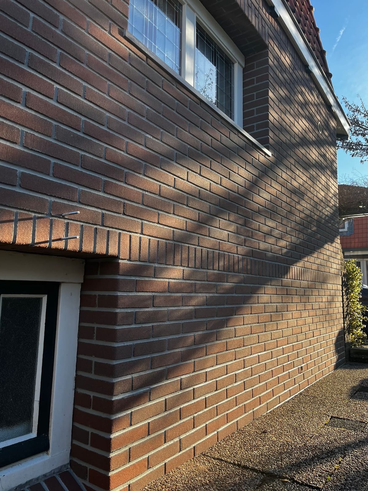 Detail van hoekafwerking met steenstrips, woonhuis Bussum