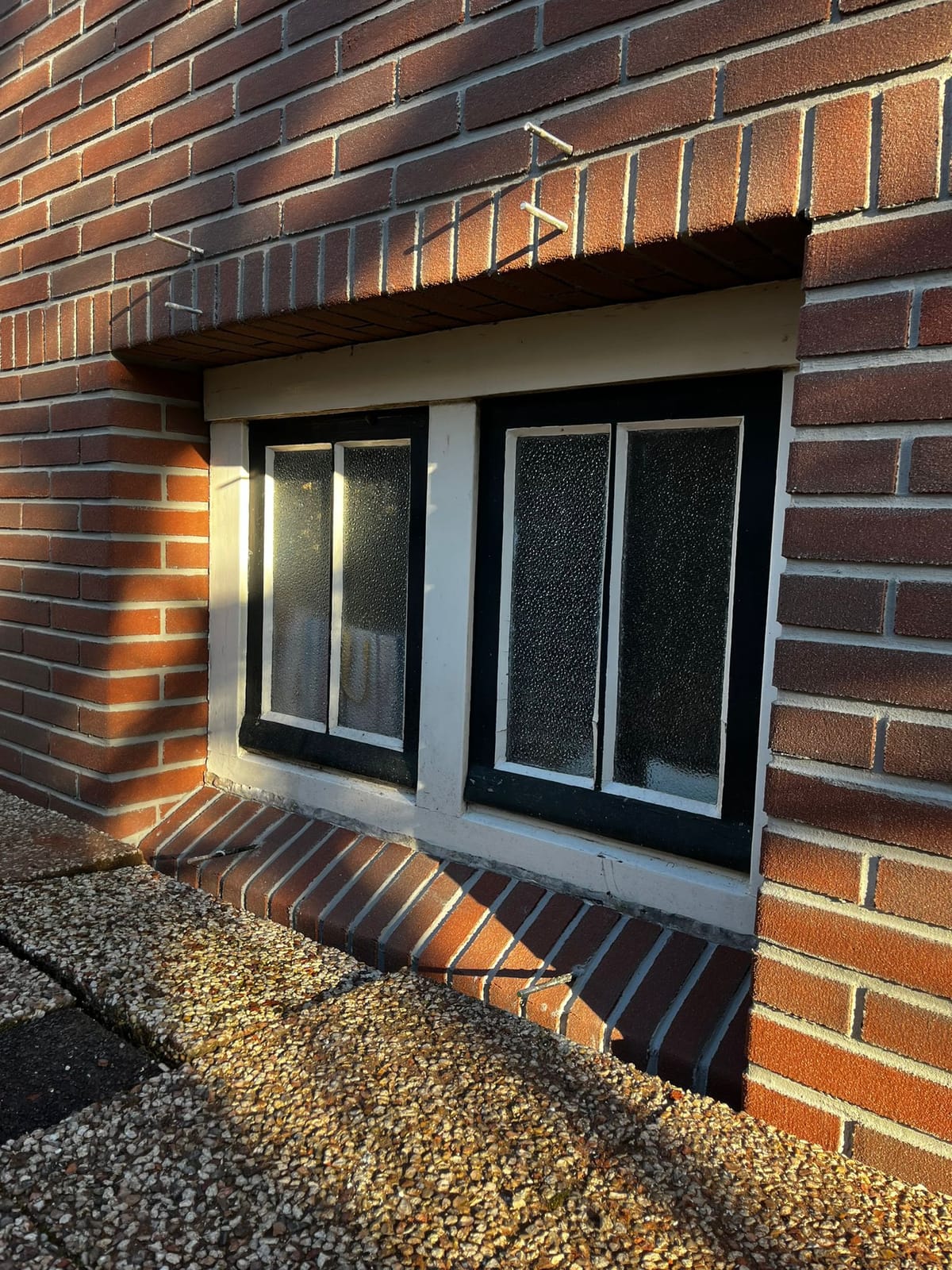 Detail van kozijn en raamdorpel in steenstripgevel, woonhuis Bussum
