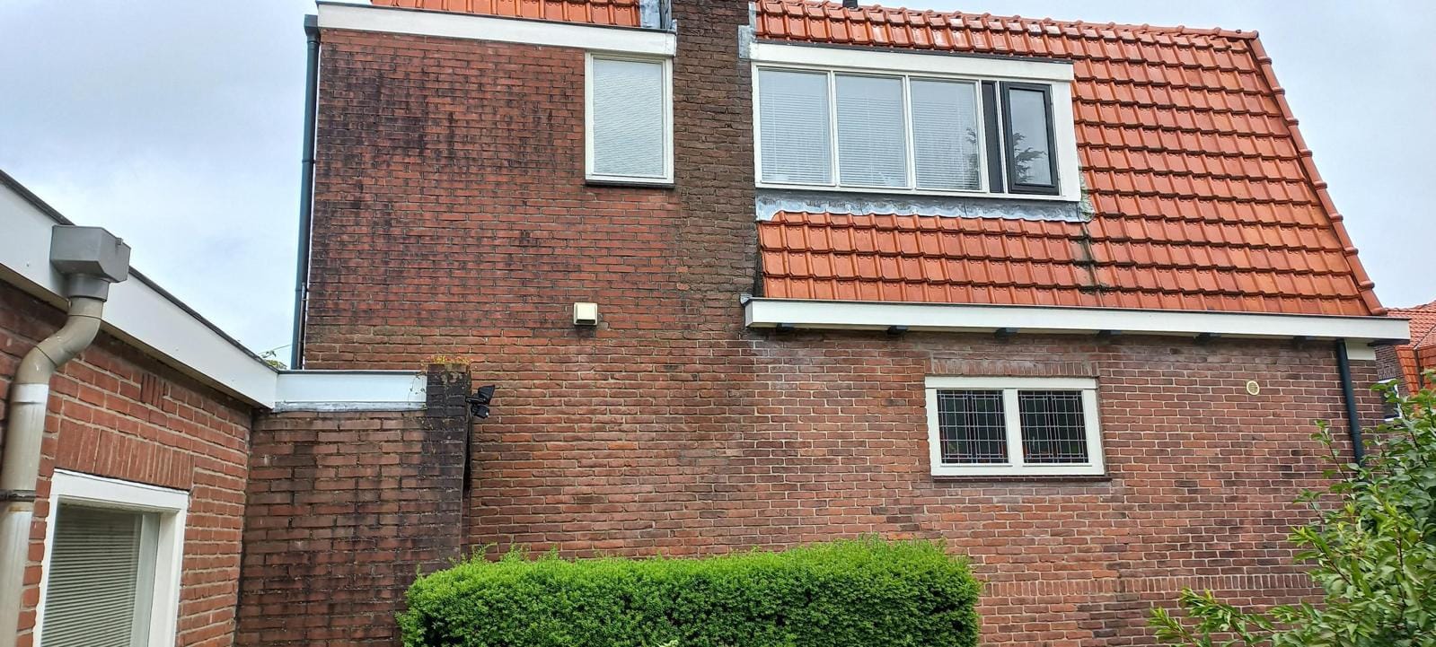 Verweerde oude gevel vóór de renovatie, woonhuis Bussum (vóór-foto)