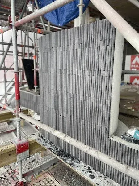 Gevelvlak met verticale grijze steenstrips in opbouw, De Hoogh Amsterdam