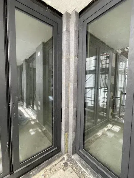 Detail van kozijnaansluiting met steenstrips, De Hoogh Amsterdam
