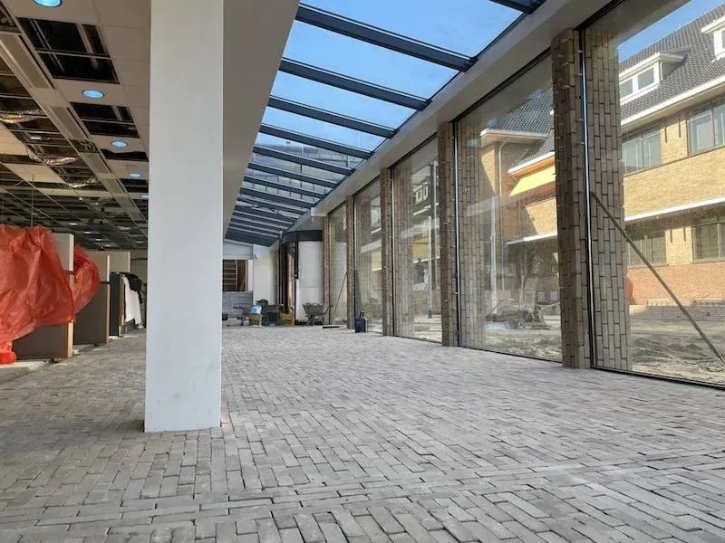 Binnenstraat met steenstrips en glasoverkapping, gemeentehuis Katwijk