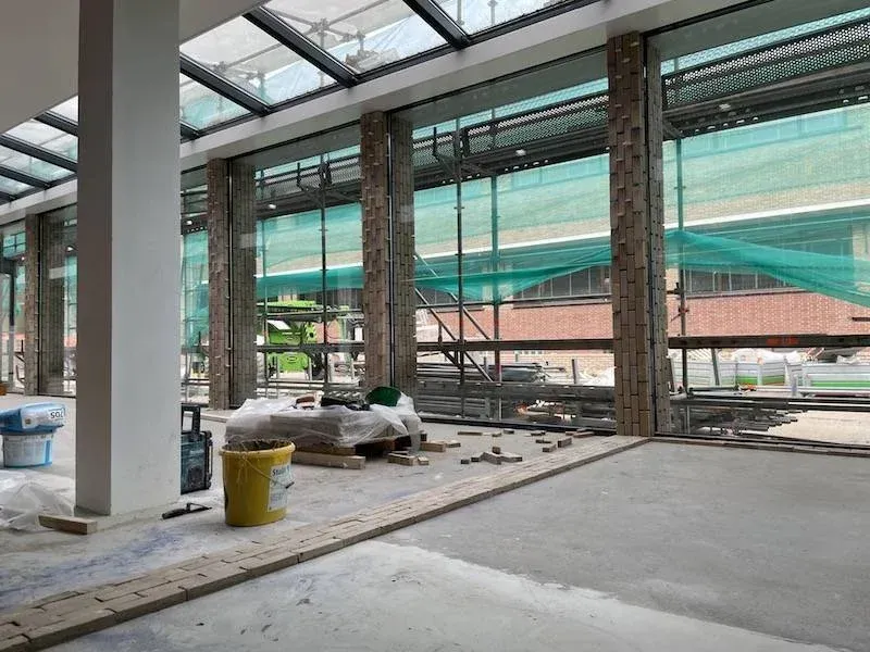 Werk in uitvoering in het atrium met steenstripwanden, gemeentehuis Katwijk