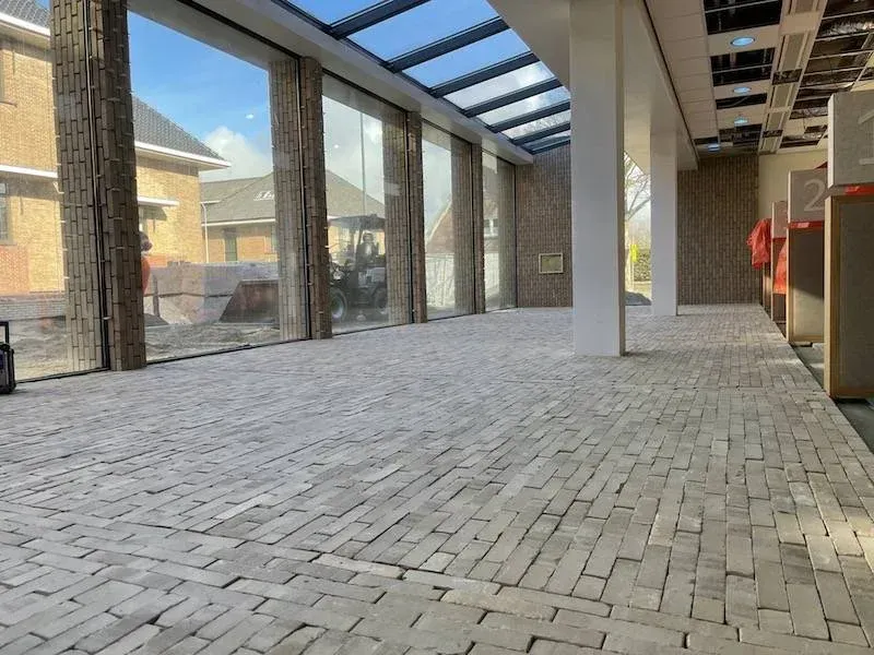 Atrium met glazen dak, steenstripwanden en gebakken vloer, gemeentehuis Katwijk