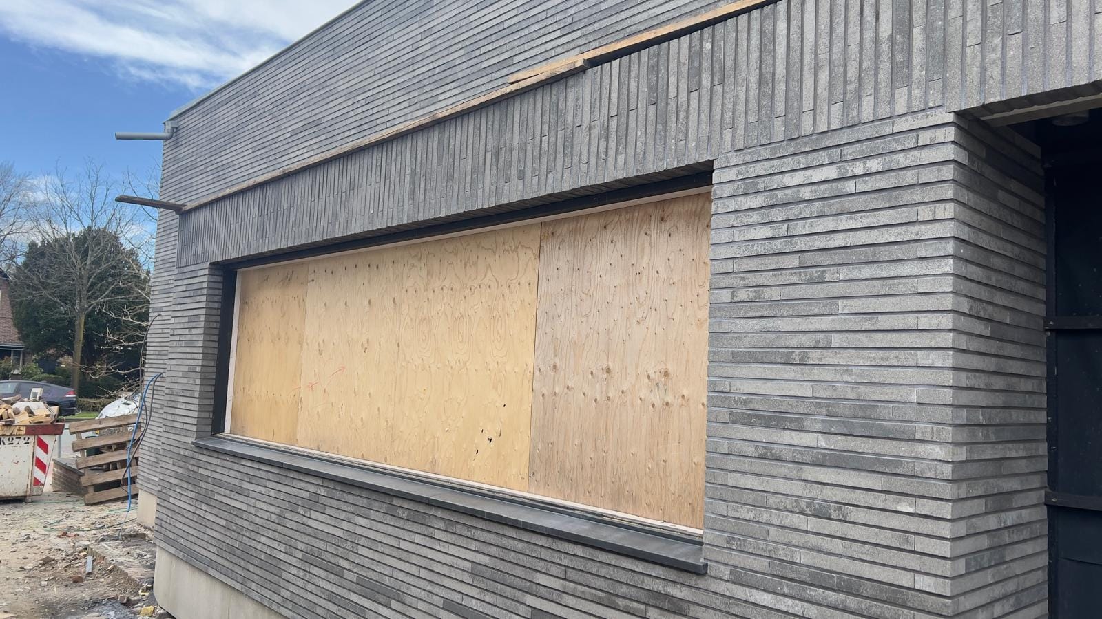 Gevel met steenstrips tijdens de bouwfase, nieuwbouwwoning Heiloo