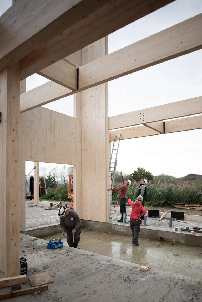 Interieur met zichtbare massief houten draagconstructie