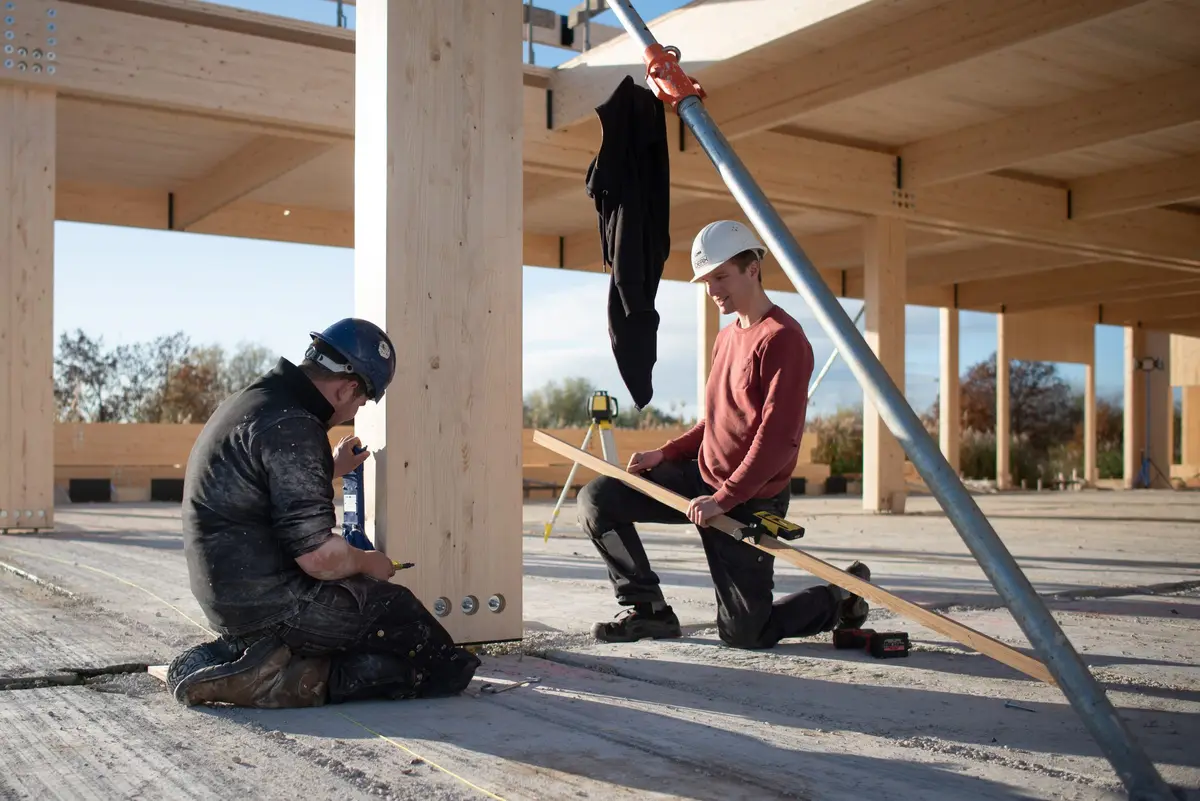 Houten vloerconstructie in aanbouw