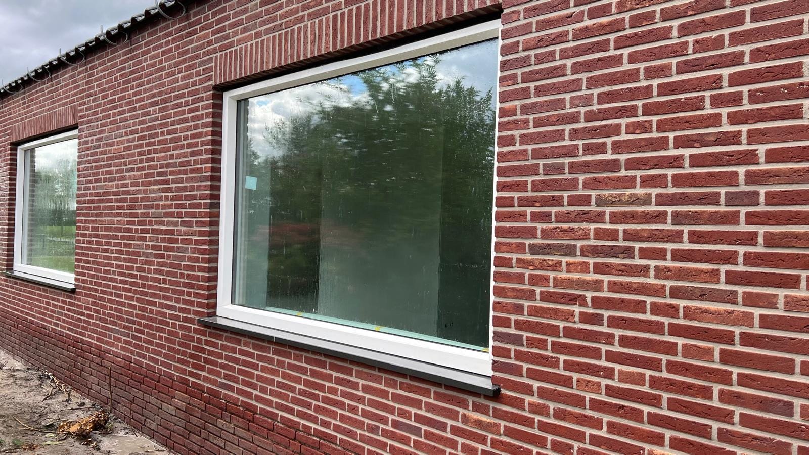 Detail van raam in steenstripgevel, woonhuis Langedijk