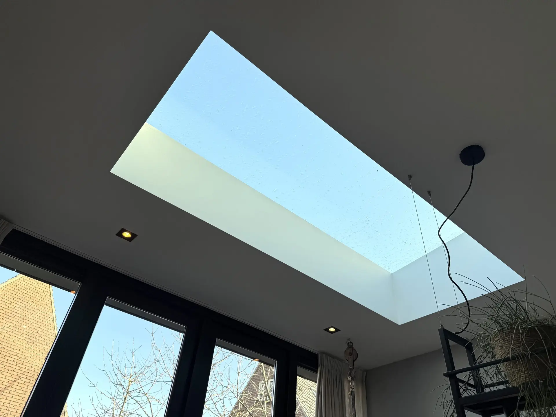 Donker plafond met grote lichtstraat