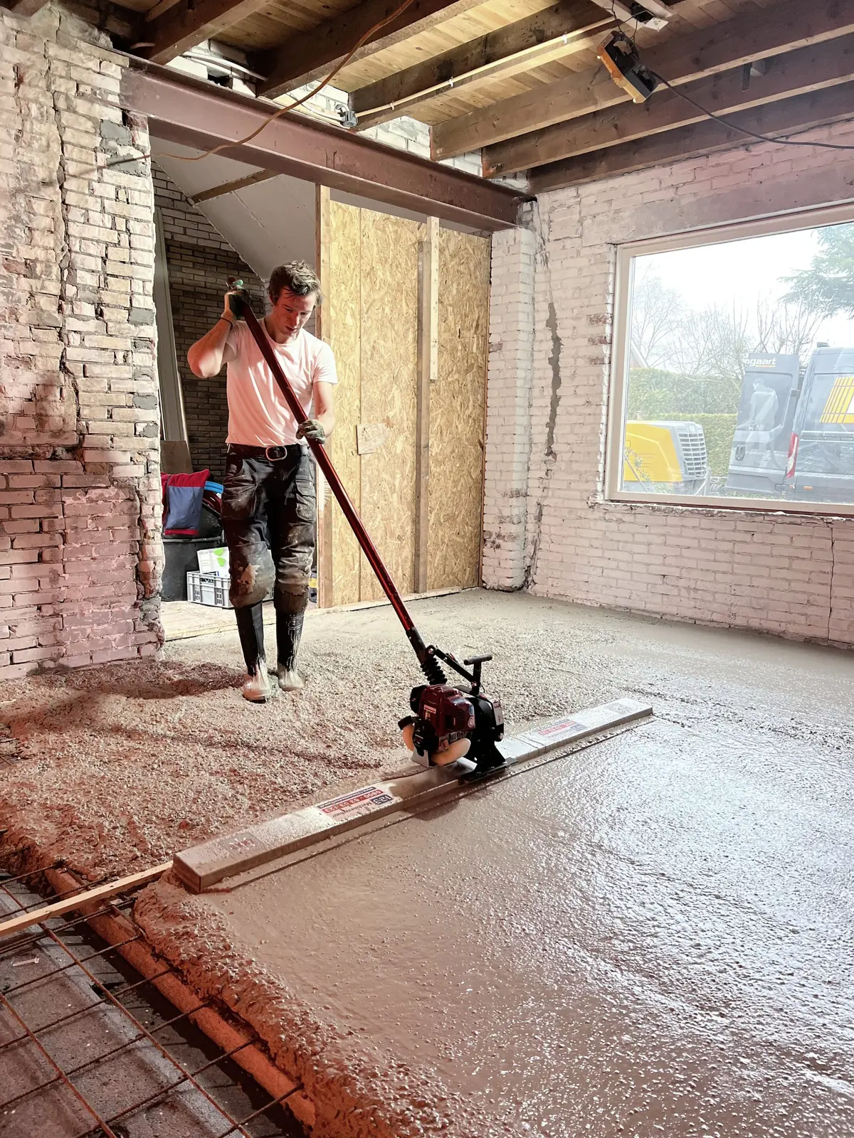 Woning in renovatie met blootgelegde houten balken