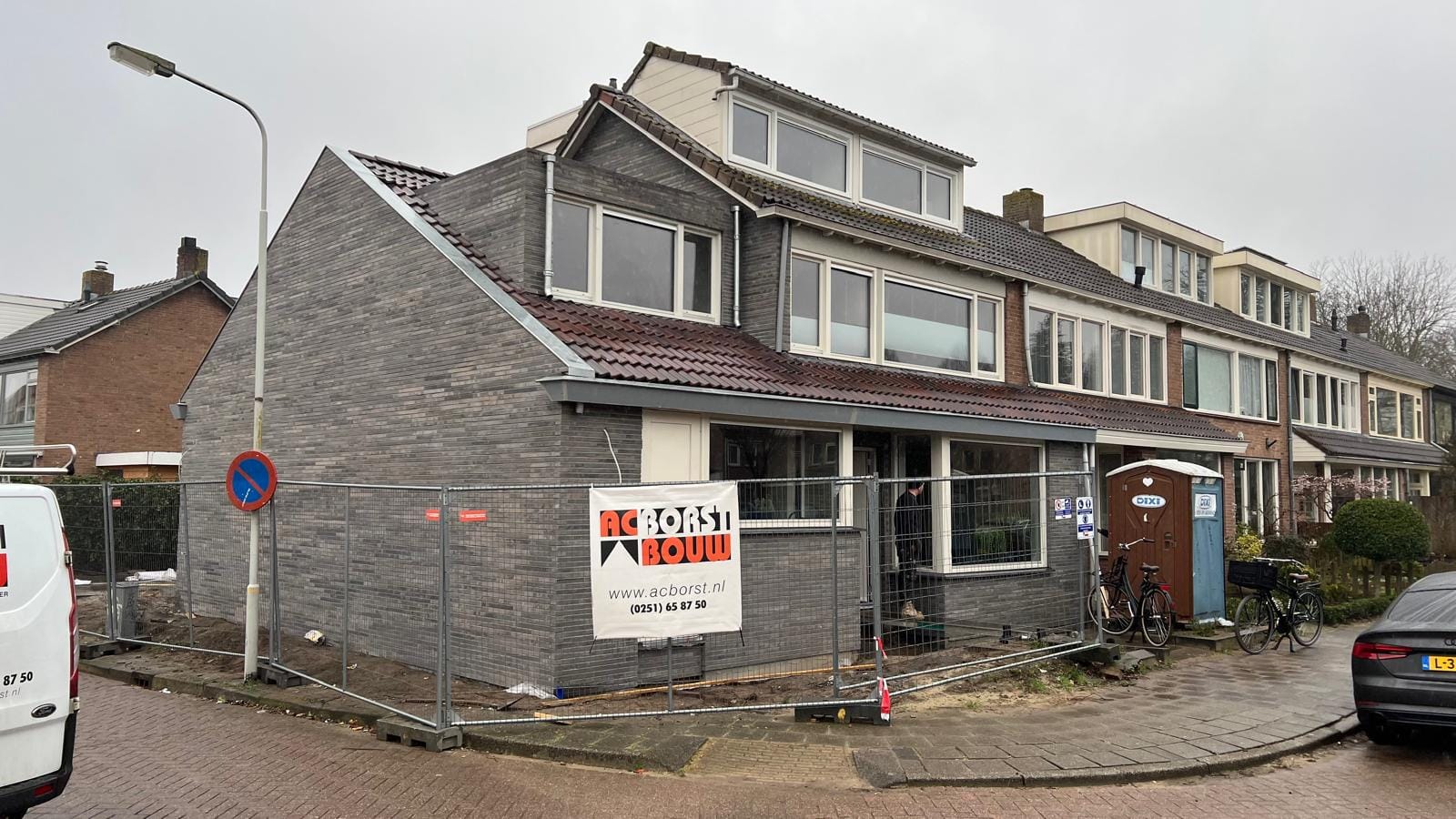 Straatbeeld van de gerenoveerde hoekwoning met steenstrips, Limmen