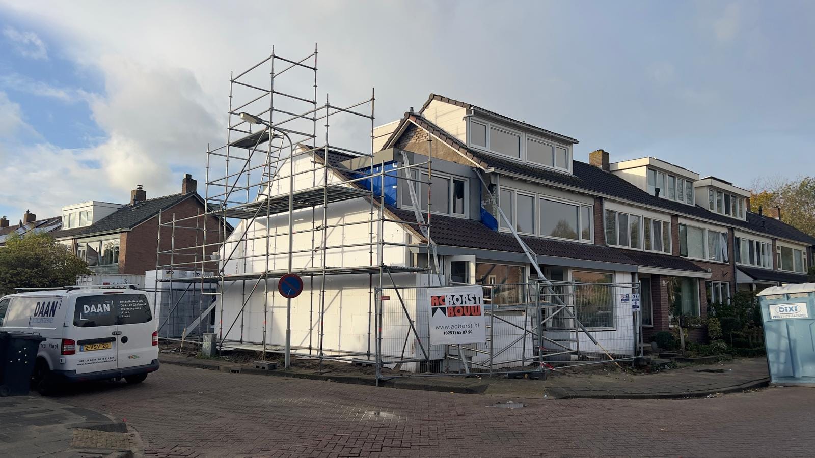 Woning in de steigers tijdens het isoleren van de gevel, Limmen