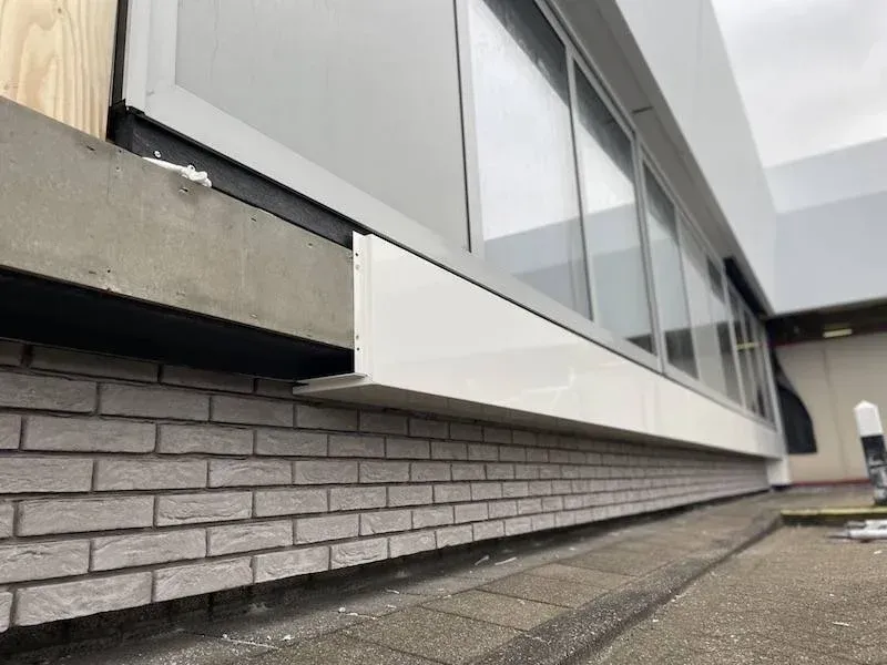 Aansluiting van steenstripplint op de gevelbeplating, Noordwest Ziekenhuis Den Helder