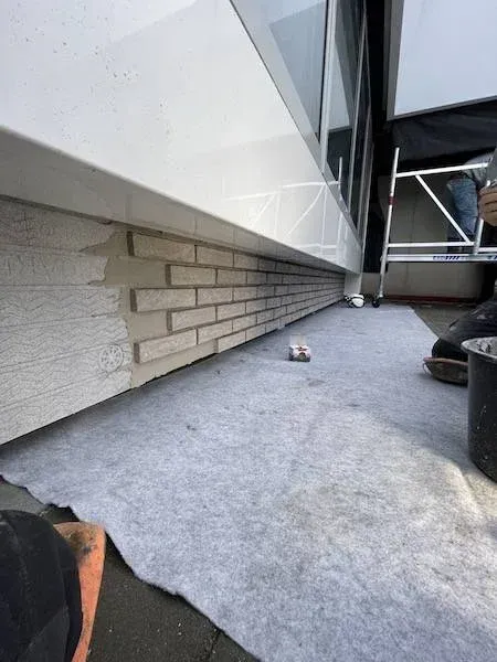 Steenstrips op de plint tijdens de montage, Noordwest Ziekenhuis Den Helder