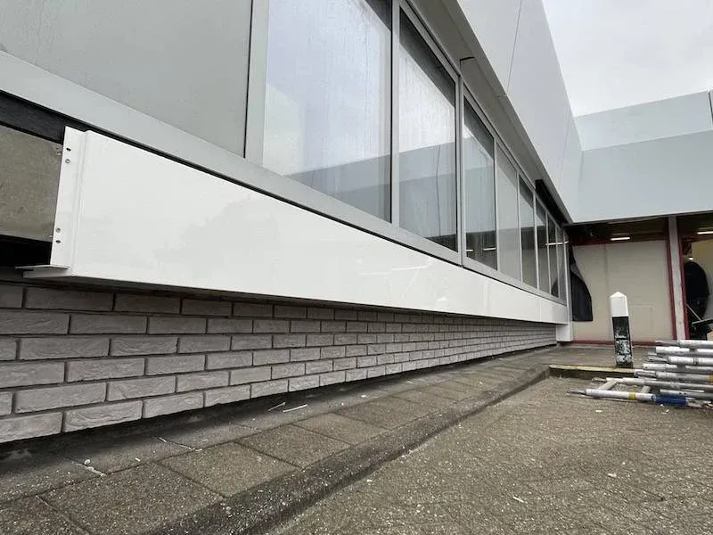 Gevelplint met steenstrips onder de glasgevel, Noordwest Ziekenhuis Den Helder