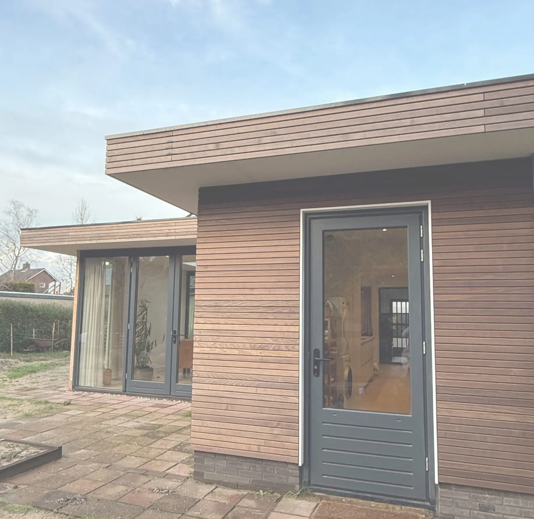 Houten tuinkamer met hout bekleed exterieur