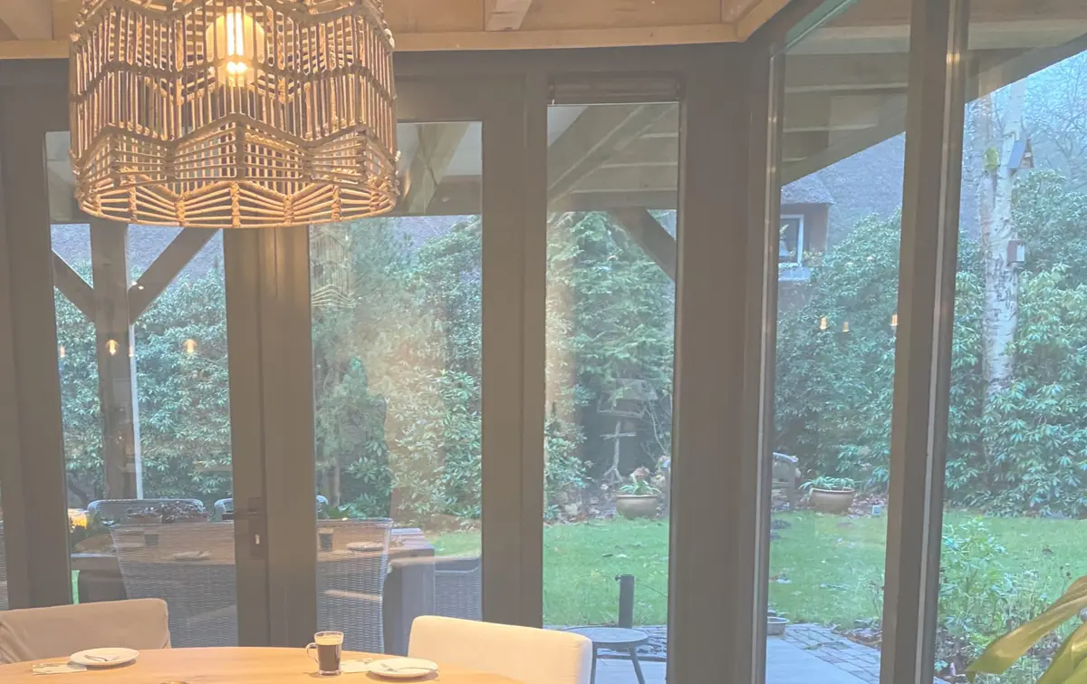 Houten overkapping met doorkijk naar de tuin