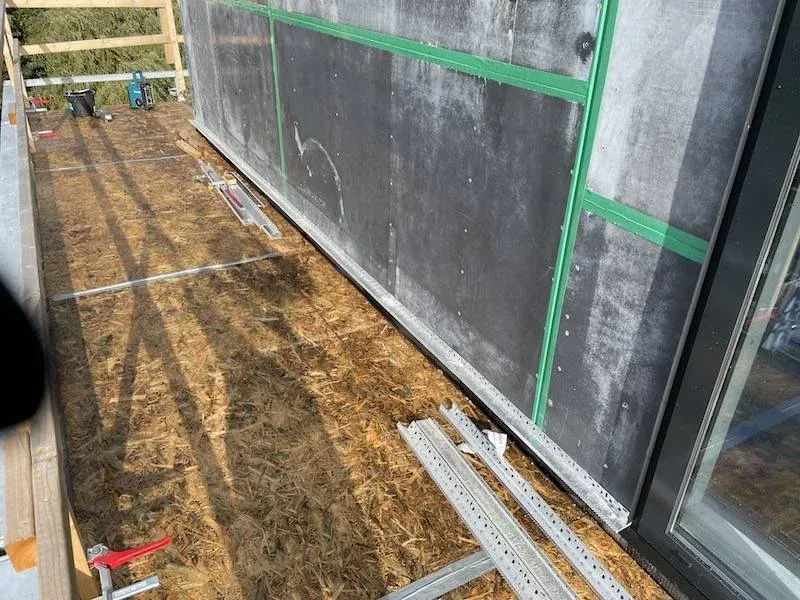 Gevelpanelen klaar voor afwerking met steenstrips, Van der Valk Almere