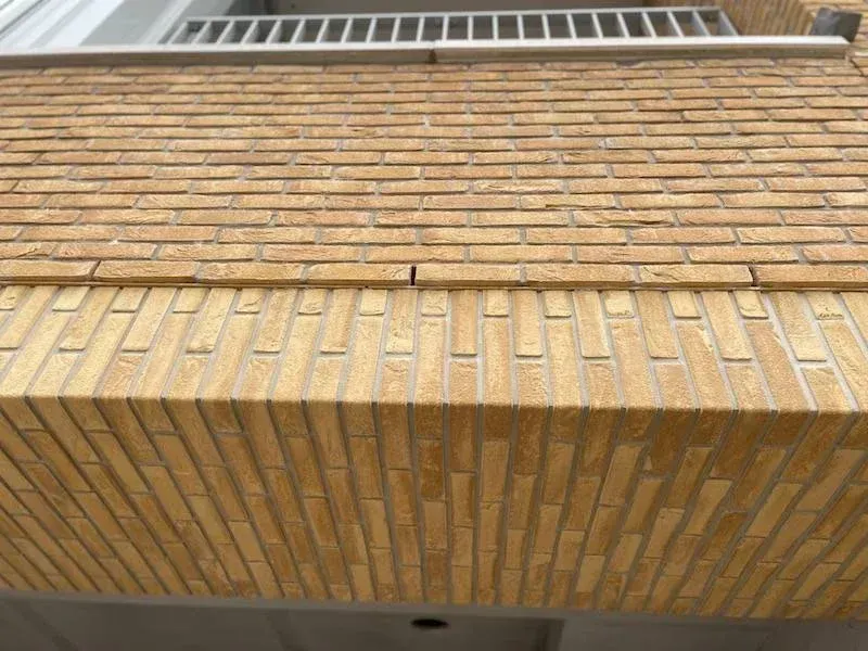 Plafond en luifel bekleed met gele steenstrips, winkelcentrum Haarlem