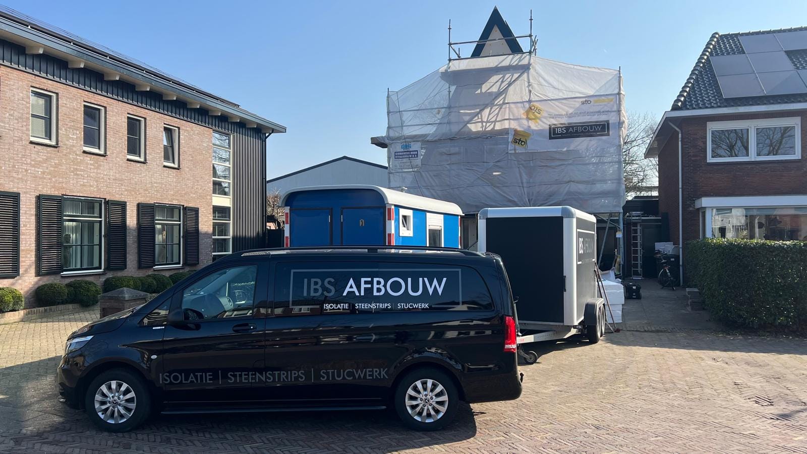 IBS Afbouw-bus bij de woning in de steigers, Heiloo