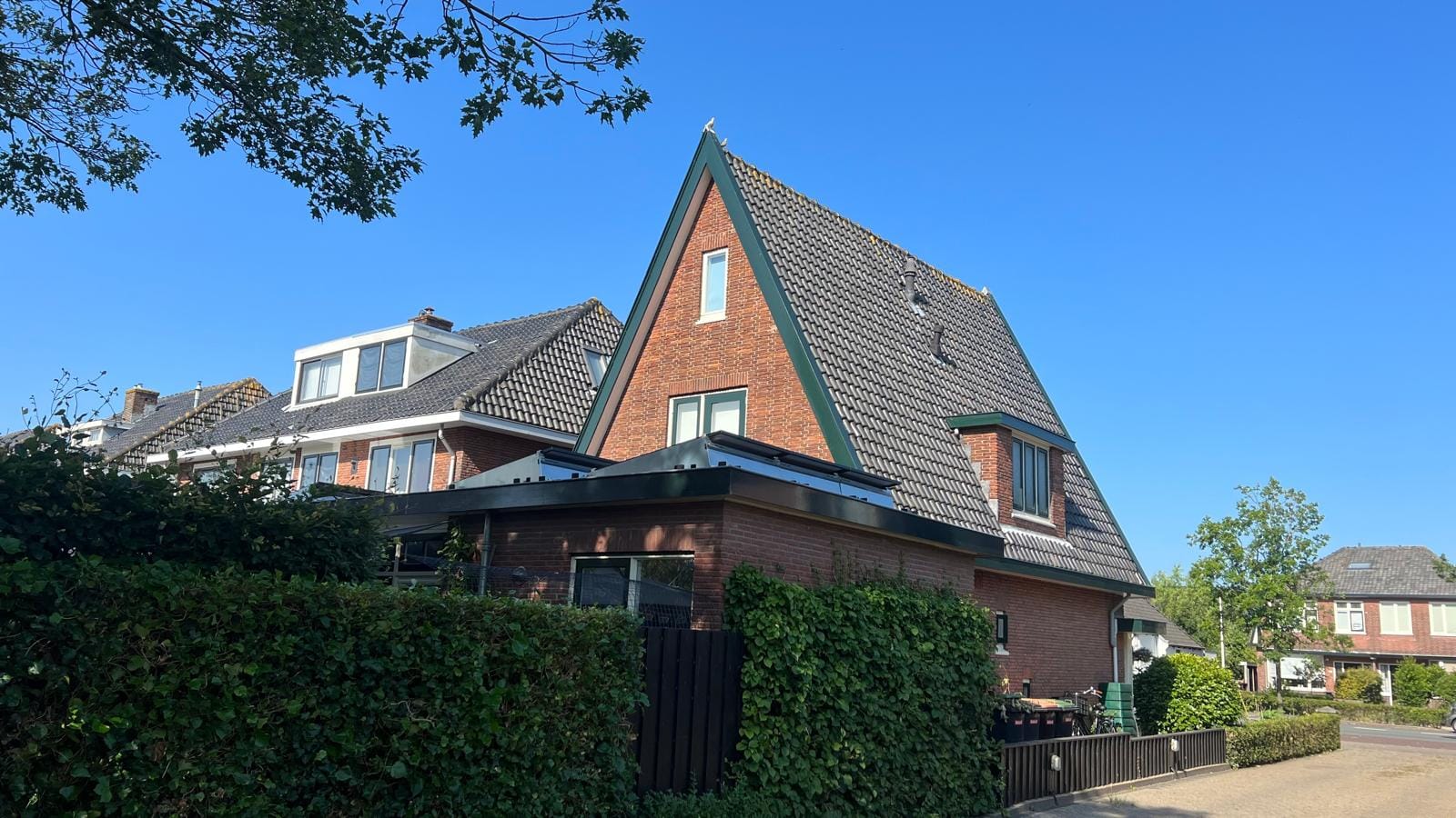 Karakteristiek woonhuis met vernieuwde gevel van rode steenstrips, Heiloo